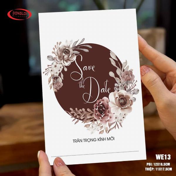 Bố cục mẫu nội dung thiệp cưới chuẩn hiện đại 2025 với đầy đủ thông tin gia đình hai bên, cô dâu chú rể và tiệc cưới