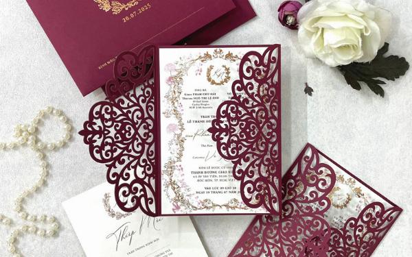 Một tấm thiệp chia tay đồng nghiệp được gia công tinh tế với cắt laser và bồi thiệp dày dặn, thể hiện sự cao cấp