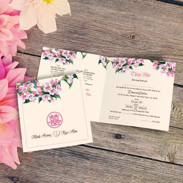 Các kiểu dáng và kích thước thiệp cưới đa dạng, từ thiệp đơn, thiệp gập đôi đến thiệp vuông hiện đại.