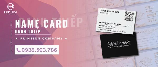 Cận cảnh kỹ thuật ép kim vàng hồng sang trọng trên nền giấy mỹ thuật màu xanh navy cho thiệp cưới.