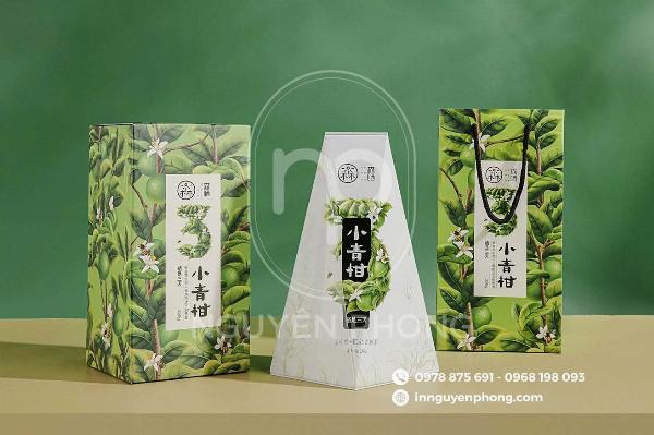 Cận cảnh chi tiết ép kim vàng gold sang trọng trên nền giấy mỹ thuật màu xanh navy cho mẫu thiệp sinh nhật cao cấp