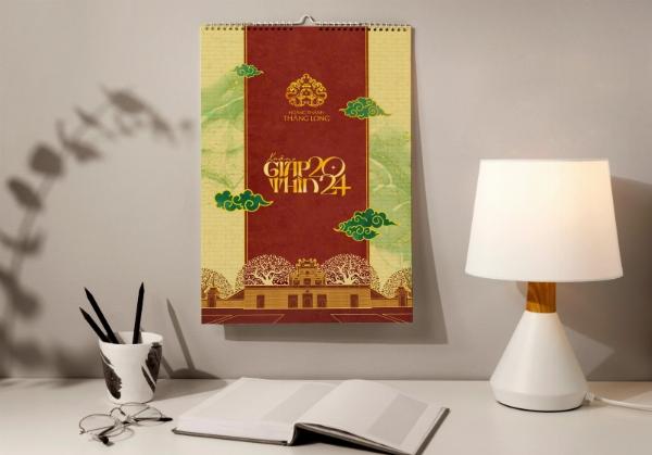 Thiệp chúc Tết với kỹ thuật ép kim vàng và dập nổi hoa văn tinh xảo, độc đáo