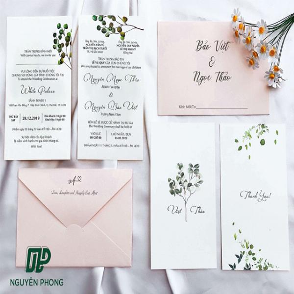 So sánh trực quan các loại giấy in thiệp sinh nhật phổ biến như Couche, Bristol, và giấy mỹ thuật có vân