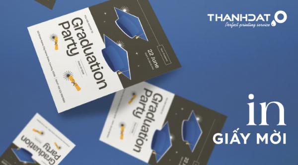 Thiệp cưới 2025 được cá nhân hóa tối đa với con dấu sáp màu đồng và ruy băng lụa mềm mại trên nền giấy mỹ thuật cao cấp