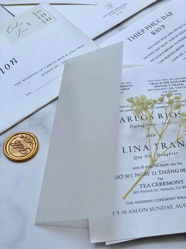 Xu hướng thiệp cưới 2025 với bảng màu xanh cổ vịt và vàng đồng sang trọng, kết hợp kỹ thuật ép kim tinh xảo
