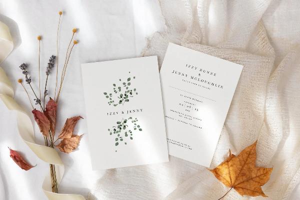 Mẫu thiệp cưới đẹp 2025 theo phong cách tối giản với nghệ thuật typography làm điểm nhấn chính trên nền giấy mỹ thuật cao cấp