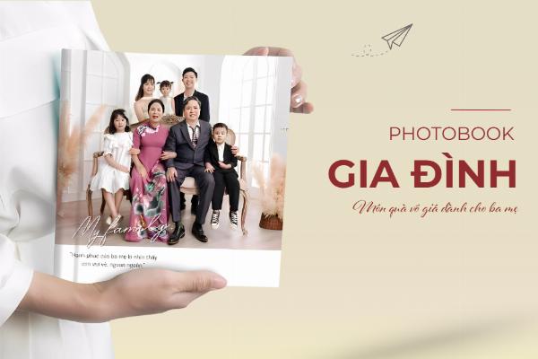 Gia đình hạnh phúc cùng thiệp sinh nhật bố mẹ thiết kế riêng, lưu giữ kỷ niệm